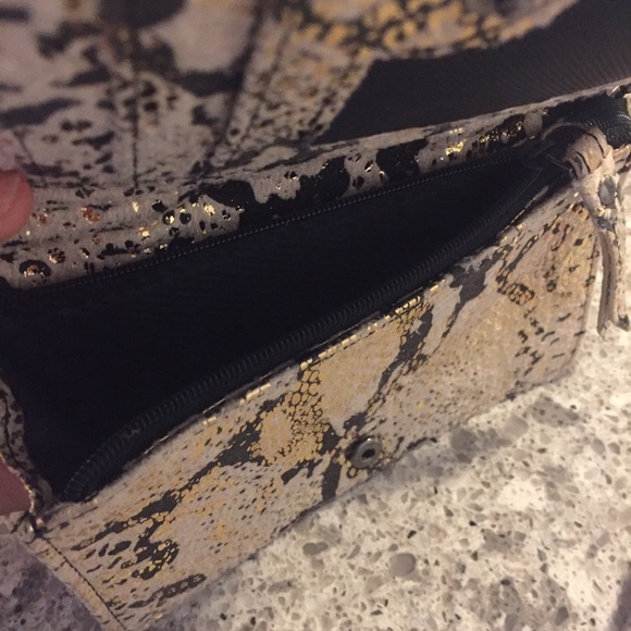 💼🐍 Kenneth Cole Reaction Faux Snakeskin Minibag / Wristlet! 🐍💼 - Picture 8 of 9